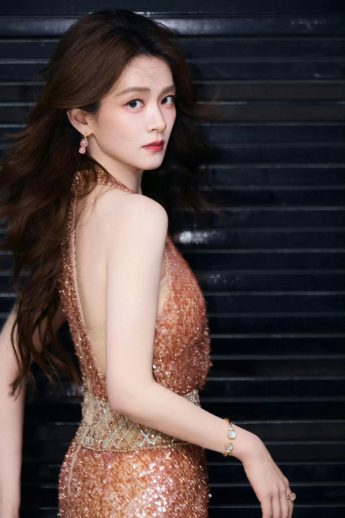 陈昊宇亮相天桥音乐剧盛典 鎏金造型闪耀演绎舞台女神风范