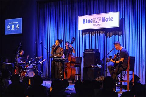 戏班乐队北京震撼开唱 陈粒惊喜助阵演绎《三家店》